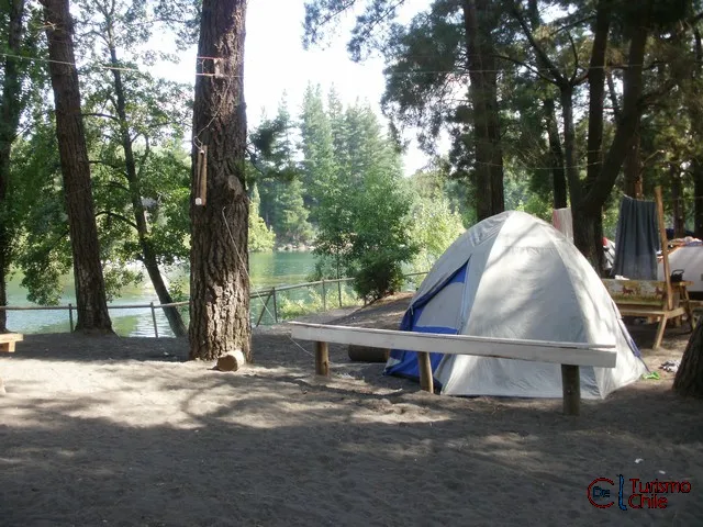 Carpa instalada junto al río Laja, sitio de camping bajo los pinos